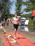 zawodnik biegnie do strefy zmian - triathlon - Płock